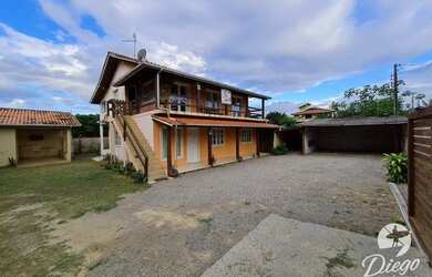 Imagem: A casa possui 5 Dormitórios, 3 Banheiros, 4 Vagas na garagem