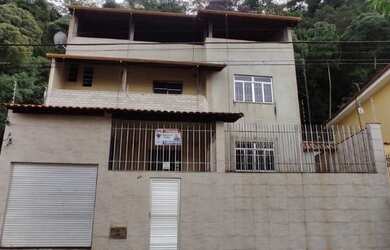 Imagem: A casa possui 4 Dormitórios, 3 Banheiros, 3 Vagas na garagem