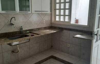 Imagem: A casa possui 3 Dormitórios, 1 Banheiro, 2 Vagas na garagem