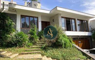 Imagem: O depósito possui 5 Vagas na garagem e 353m² de Área e está