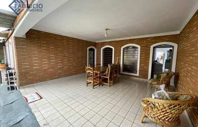 Imagem: A casa possui 3 Dormitórios, 3 Banheiros, 350m² de Área e