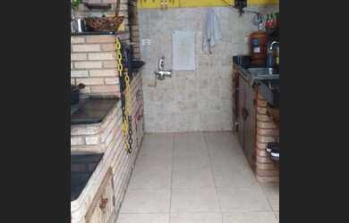 Imagem: A casa possui 2 Dormitórios, 2 Banheiros, 2 Vagas na garagem