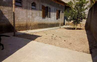 Imagem: A casa possui 2 Dormitórios, 1 Banheiro, 2 Vagas na garagem