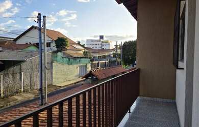 Imagem: A casa possui 3 Dormitórios, 1 Banheiro, 2 Vagas na garagem