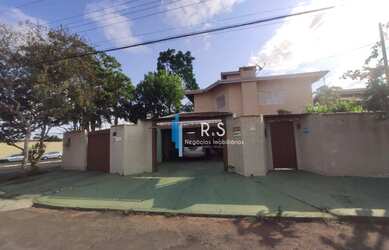 Imagem: A casa possui 3 Dormitórios, 3 Banheiros, 3 Vagas na garagem