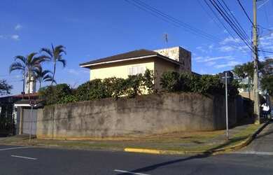 Imagem: A casa possui 3 Dormitórios, 3 Banheiros, 272m² de Área e