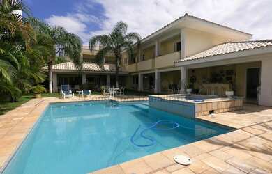 Imagem: A casa em condomínio possui 4 Dormitórios, 5 Banheiros, 4