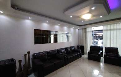 Imagem: A casa possui 3 Dormitórios, 2 Banheiros, 4 Vagas na garagem