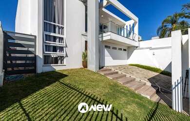 Imagem: A casa possui 3 Dormitórios, 3 Banheiros, 4 Vagas na garagem