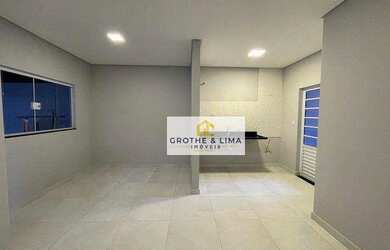 Imagem: A casa possui 2 Dormitórios, 2 Banheiros, 2 Vagas na garagem