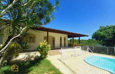 Imagem: A casa possui 4 Dormitórios, 4 Banheiros, 4 Vagas na garagem