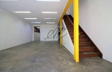 Imagem: O depósito possui 2 Vagas na garagem, 200m² de Área e está