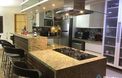 Imagem: A casa possui 3 Dormitórios, 2 Banheiros, 5 Vagas na garagem