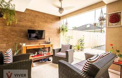 Imagem: A casa possui 4 Dormitórios, 5 Banheiros, 4 Vagas na garagem