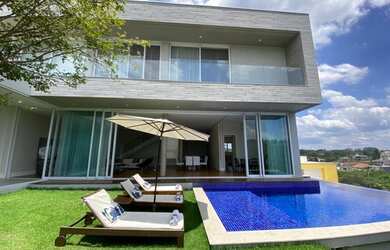 Imagem: A casa em condomínio possui 4 Dormitórios, 5 Banheiros, 3