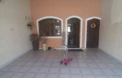 Imagem: A casa possui 3 Dormitórios, 2 Banheiros, 2 Vagas na garagem