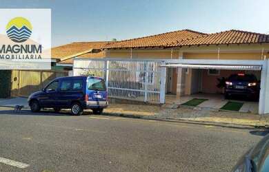 Imagem: A casa possui 3 Dormitórios, 5 Banheiros, 4 Vagas na garagem