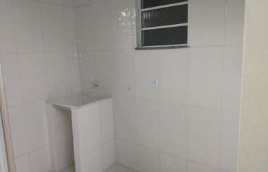 Imagem: A casa possui 2 Dormitórios, 1 Banheiro, 2 Vagas na garagem