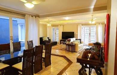 Imagem: O depósito possui 4 Vagas na garagem, 237m² de Área e está