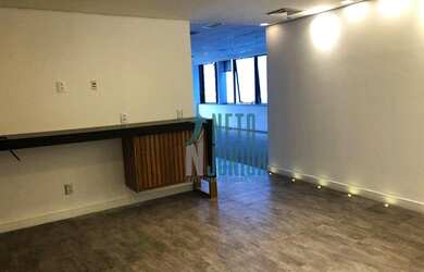 Imagem: O depósito possui 4 Vagas na garagem, 156m² de Área e está