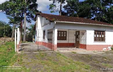 Imagem: A casa possui 3 Dormitórios, 2 Banheiros, 2 Vagas na garagem