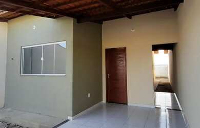 Imagem: A casa possui 2 Dormitórios, 2 Banheiros, 2 Vagas na garagem