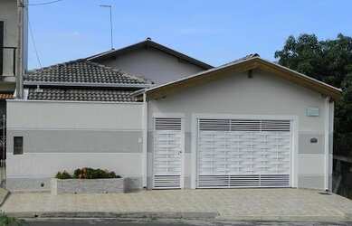 Imagem: A casa possui 3 Dormitórios, 1 Banheiro, 2 Vagas na garagem