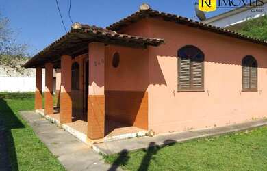 Imagem: A casa possui 3 Dormitórios, 2 Banheiros, 5 Vagas na garagem