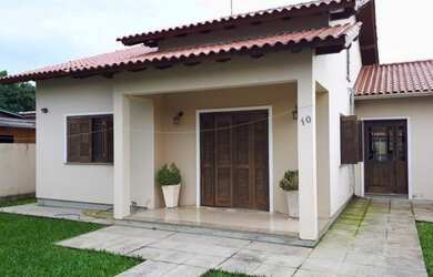 Imagem: A casa possui 2 Dormitórios, 2 Banheiros, 2 Vagas na garagem