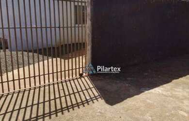 Imagem: A casa possui 2 Dormitórios, 1 Banheiro, 2 Vagas na garagem