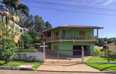 Imagem: A casa possui 3 Dormitórios, 3 Banheiros, 5 Vagas na garagem