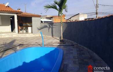 Imagem: A casa possui 3 Dormitórios, 2 Banheiros, 2 Vagas na garagem