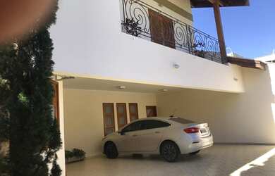 Imagem: A casa possui 4 Dormitórios, 5 Banheiros, 5 Vagas na garagem