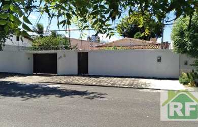 Imagem: O depósito possui 4 Vagas na garagem, 450m² de Área e está