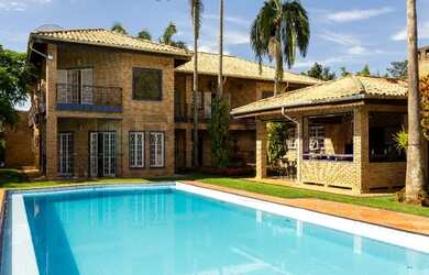 Imagem: A casa em condomínio à venda possui 5 Dormitórios, 5 Banheiros