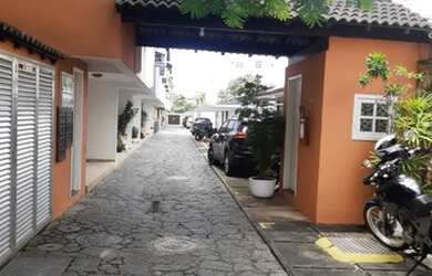 Imagem: A casa possui 3 Dormitórios, 3 Banheiros, 2 Vagas na garagem