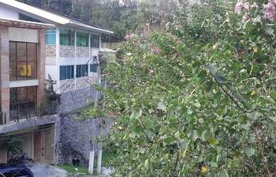 Imagem: A casa em condomínio possui 4 Dormitórios, 5 Banheiros, 2