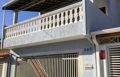 Imagem: A casa possui 3 Dormitórios, 2 Banheiros, 2 Vagas na garagem