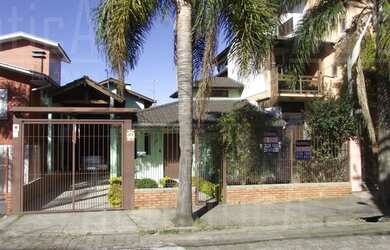 Imagem: A casa possui 3 Dormitórios, 2 Banheiros, 5 Vagas na garagem