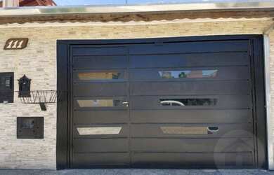 Imagem: A casa possui 2 Dormitórios, 1 Banheiro, 2 Vagas na garagem