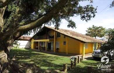 Imagem: A casa possui 5 Dormitórios, 3 Banheiros, 4 Vagas na garagem