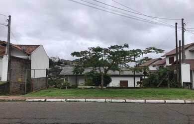 Imagem: A casa possui 2 Dormitórios, 1 Banheiro, 3 Vagas na garagem