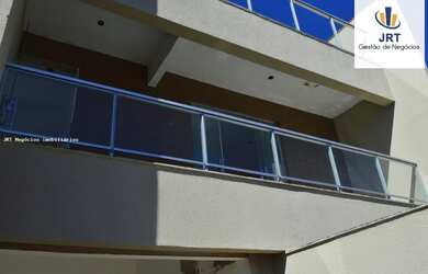 Imagem: A casa possui 3 Dormitórios, 1 Banheiro, 2 Vagas na garagem