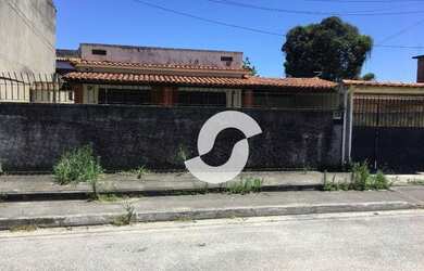 Imagem: A casa possui 3 Dormitórios, 1 Banheiro, 3 Vagas na garagem