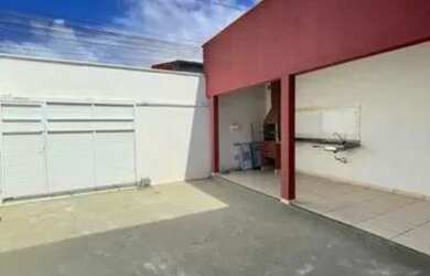 Imagem: A casa possui 2 Dormitórios, 2 Banheiros, 2 Vagas na garagem