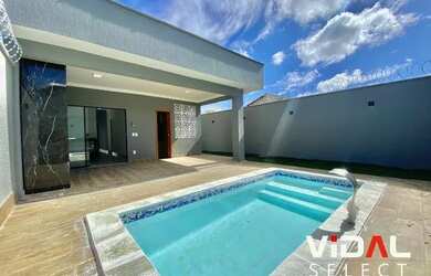 Imagem: A casa possui 3 Dormitórios, 3 Banheiros, 4 Vagas na garagem