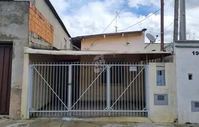 Imagem: A casa possui 2 Dormitórios, 1 Banheiro, 1 Vaga na garagem