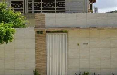 Imagem: A casa possui 4 Dormitórios, 5 Banheiros, 5 Vagas na garagem