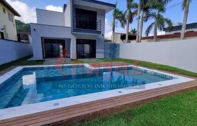 Imagem: A casa possui 4 Dormitórios, 2 Banheiros, 3 Vagas na garagem