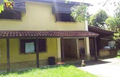 Imagem: A casa possui 3 Dormitórios, 2 Banheiros, 4 Vagas na garagem